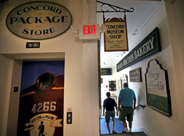 Papan petunjuk kayu ala plakat pantai